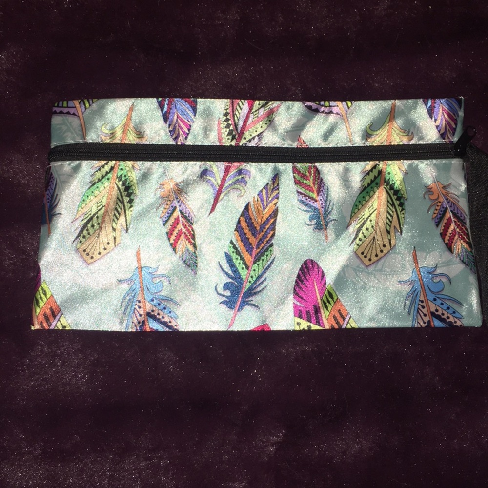 NEW*makeup bag w/ great detail